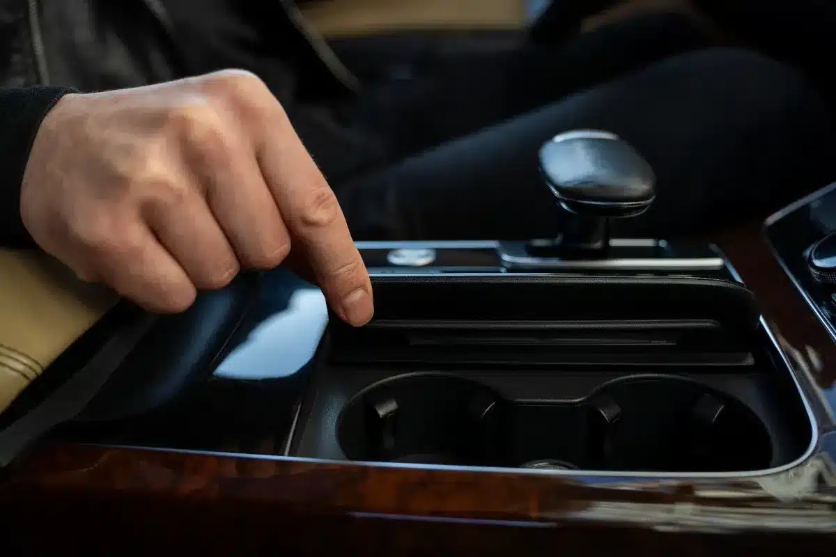 « Je pose toujours ma clé dans le porte-gobelet » : cette habitude que les mécaniciens recommandent en secret peut vous éviter une panne coûteuse