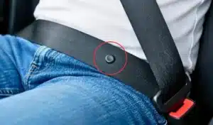 « Je suis mécanicien depuis 25 ans et personne ne me pose jamais la question » : à quoi sert le bouton noir sur la sangle de ceinture