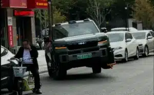 Le BYD FCB Bao 8 apparaît en déplacement sur trois roues avec un sabot fixé