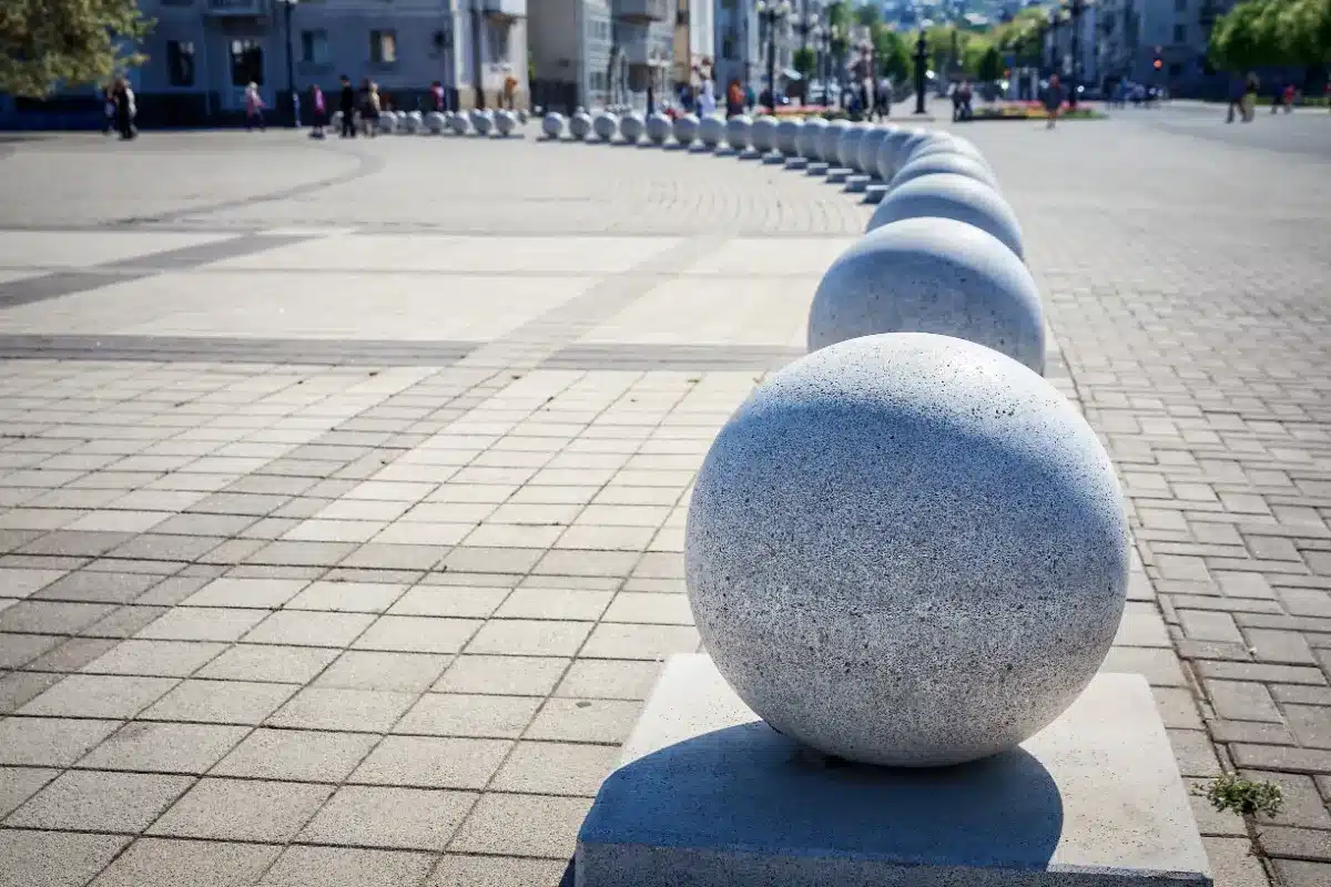 Peu de gens le savent, mais ces boules de ciment sur les trottoirs protègent les piétons d'un danger que les urbanistes redoutent depuis 20 ans