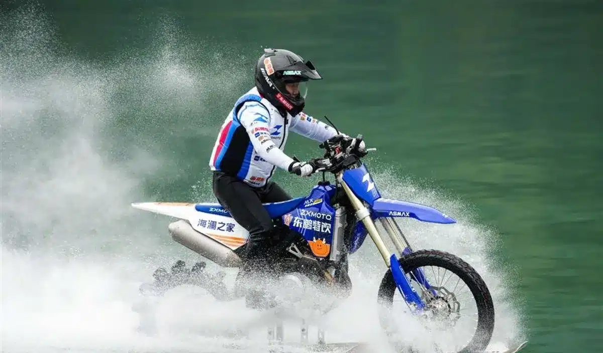Plus de 40 km à moto sur l'eau : cet entrepreneur chinois pulvérise un record que personne n'osait tenter depuis 2019