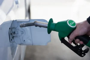 Pourquoi de plus en plus de Français se ruent sur le bioéthanol à 90 centimes le litre alors que les risques sont réels