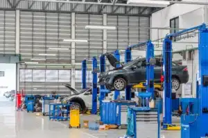Pourquoi de plus en plus de garagistes refusent les voitures électriques alors que les conducteurs n'ont jamais autant économisé en entretien