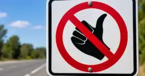 Que veut dire le panneau de signalisation avec un pouce levé accompagné du symbole d'interdiction