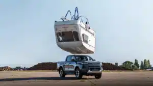 Toyota reproduit un stunt de Top Gear en laissant tomber une caravane sur le nouveau Hilux