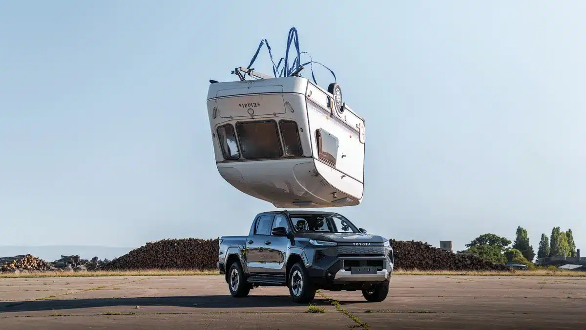 Toyota reproduit un stunt de Top Gear en laissant tomber une caravane sur le nouveau Hilux