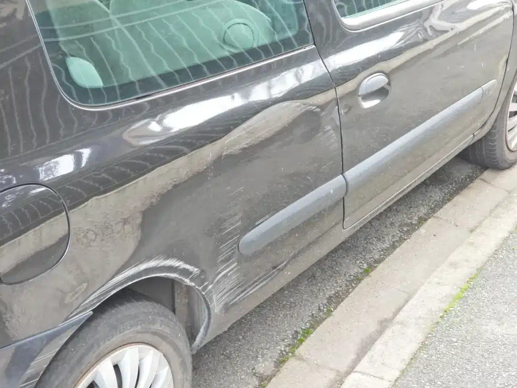Une centaine de voitures retrouvées pneus crevés à Grenoble : « J'espère que c'est couvert par mon assurance », les habitants sous le choc