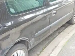Une centaine de voitures retrouvées pneus crevés à Grenoble : « J'espère que c'est couvert par mon assurance », les habitants sous le choc