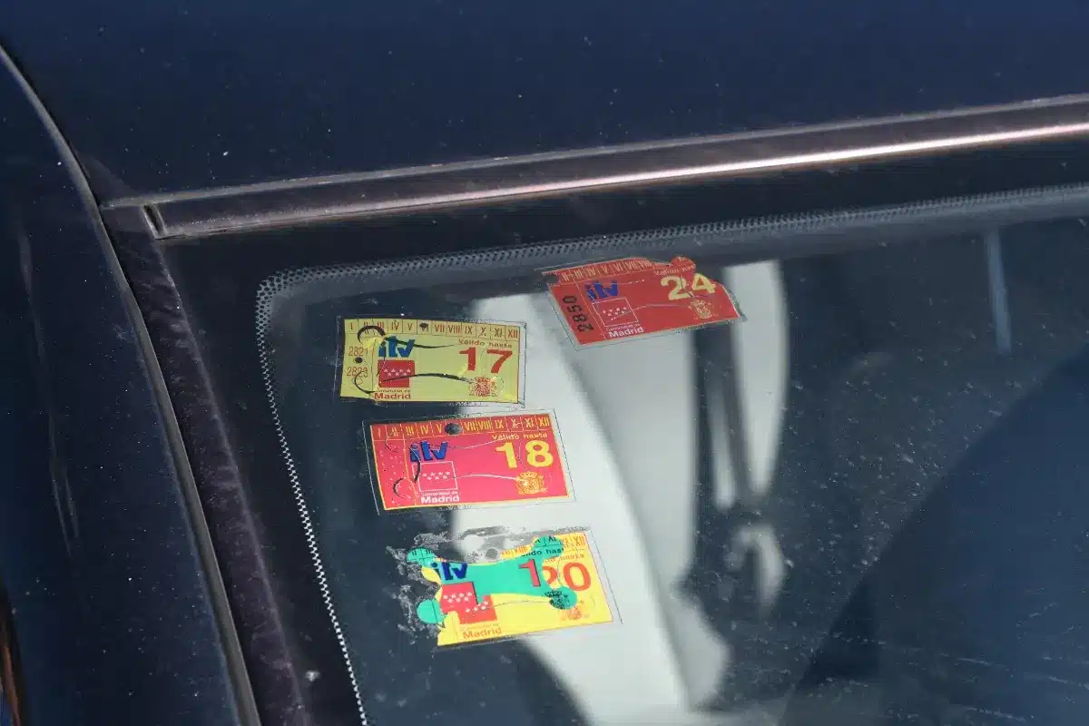 Vignette auto obligatoire, dès mai 2027 ce morceau de papier devra être visible sur votre pare-brise