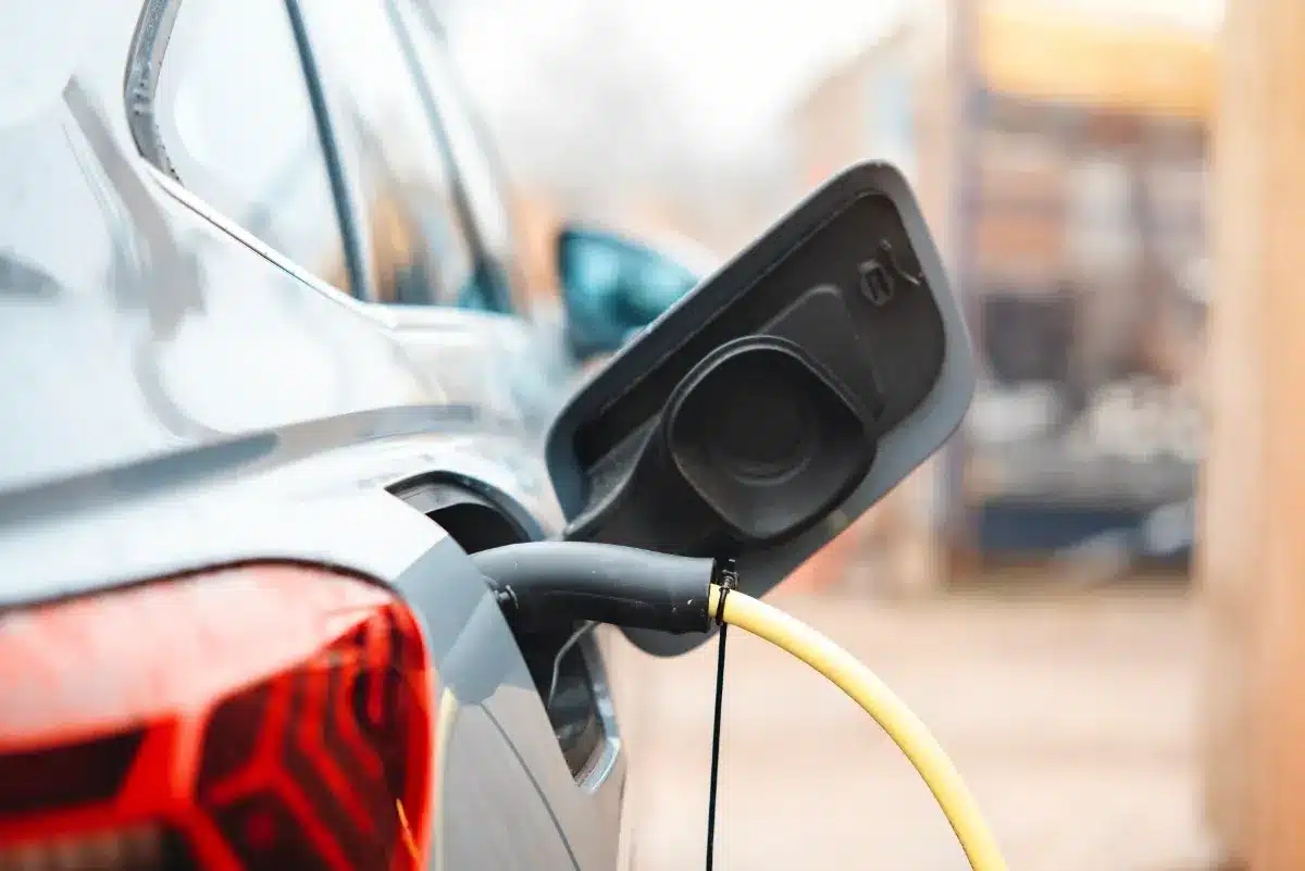 Voitures électriques : quelles nouvelles obligations en 2027 et les propriétaires actuels seront-ils concernés ?